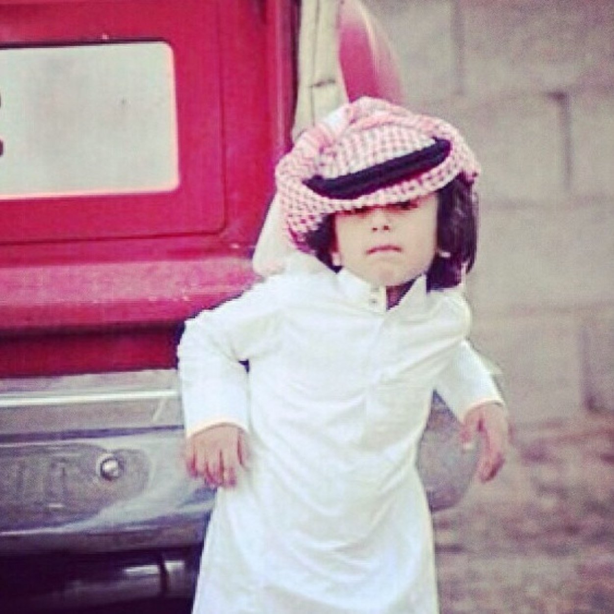 -  آنا فقير حظ مالي بالدنيا نصيب  
آلناس تحب وآنا دوم ضايق