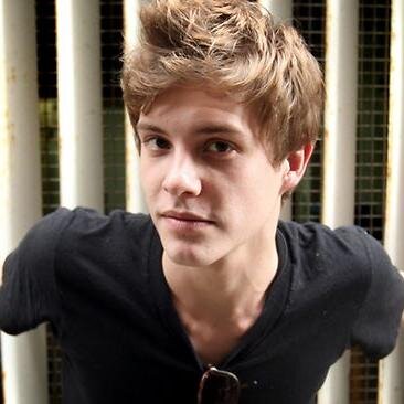 LongbottomHeir's profile picture. You cannot escape the responsibility of tomorrow by evading it today. {Brother of two | Ex-Gryffindor | Healer in training} #TheLegacy