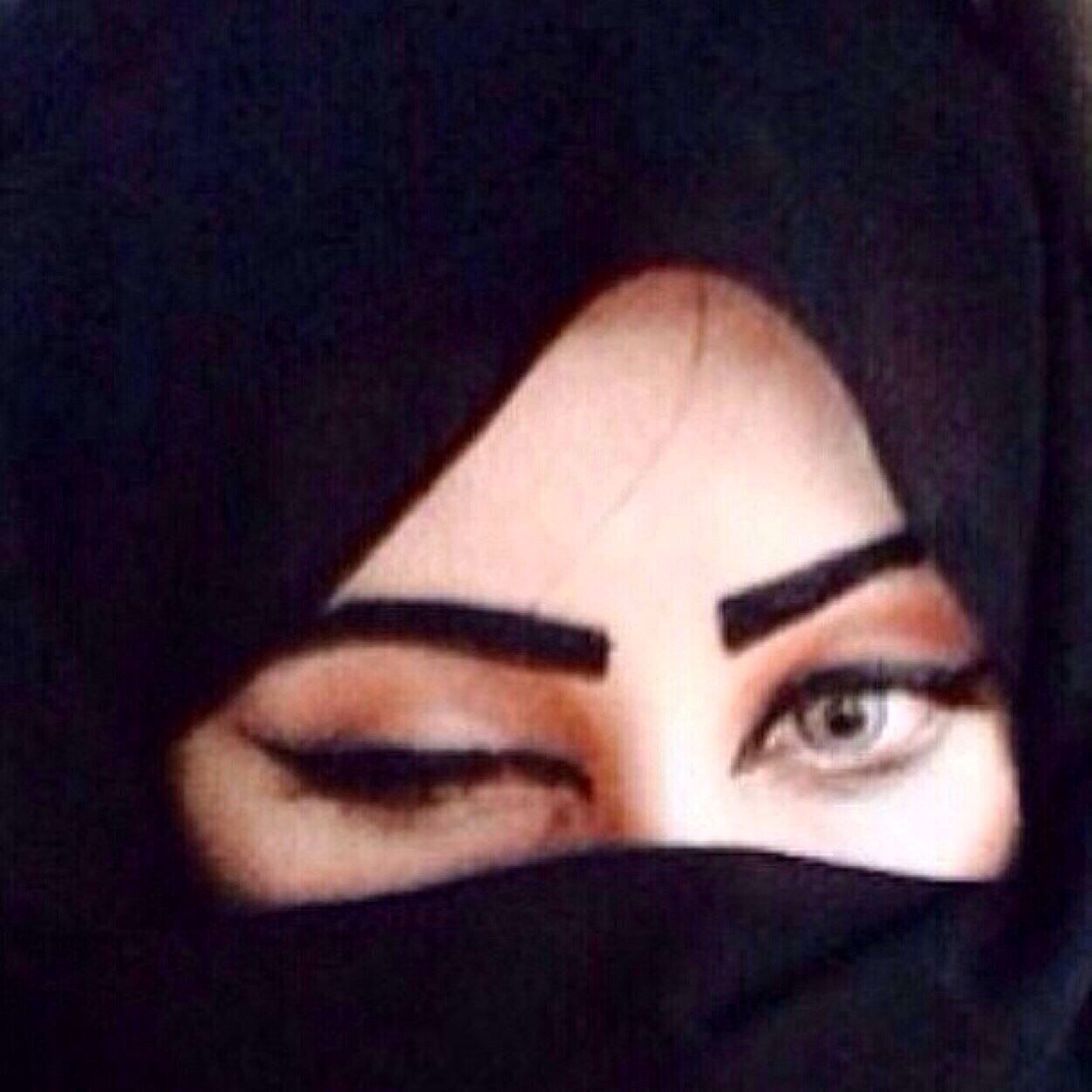 من رواد التويتر من عام ٢٠٠٦ .. مغرمة بنفسي .. فــاتنة كما يقولون .. مصورة احتـرافية .. عاشقة لقلم رجـــل فتـاك .. متيـمة بهوى شخص لا يهوى النسـاء
