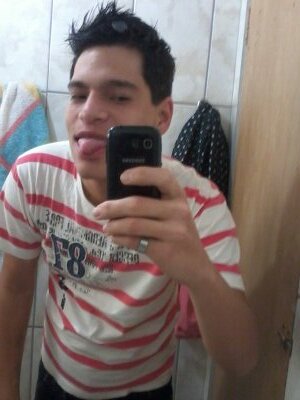um menino meigo carinhoso que gosto sair com amigos