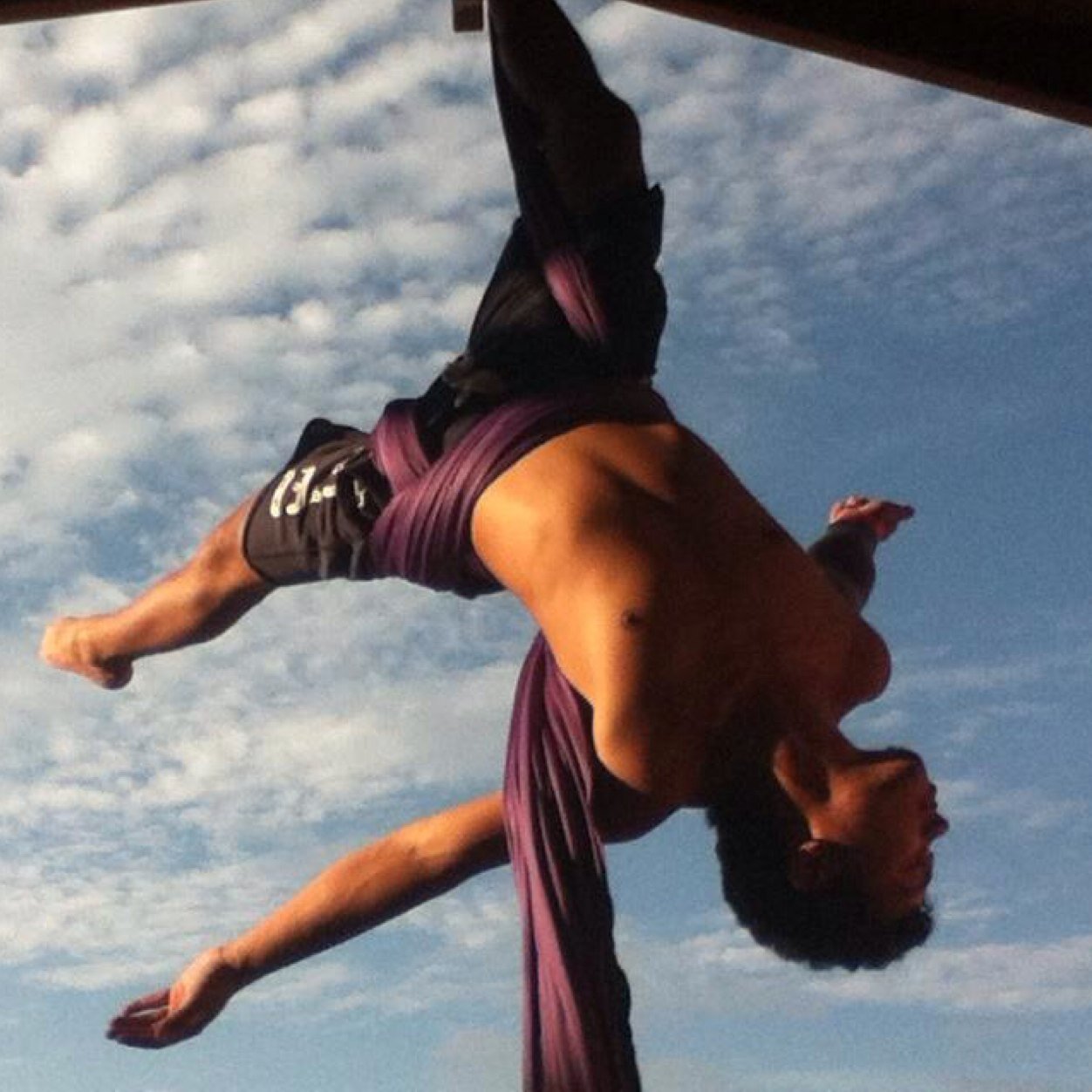 Monologos de la bipolaridad de vivir en la dualidad... Medico cirujano-VargasUCV artista aereo!! La vida al yoga... Yogui..!!