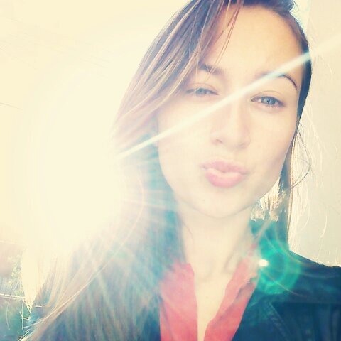 criis_bomfim's profile picture. só o amor constrói pontes indestrutíveis ♪ Moisés ♥