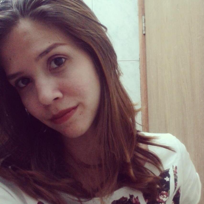 Mãe em formação, noiva esposa,  louca por música, tem uma fé que não se abala e por mais que as pessoas não mereçam, ainda acredita na humanidade.