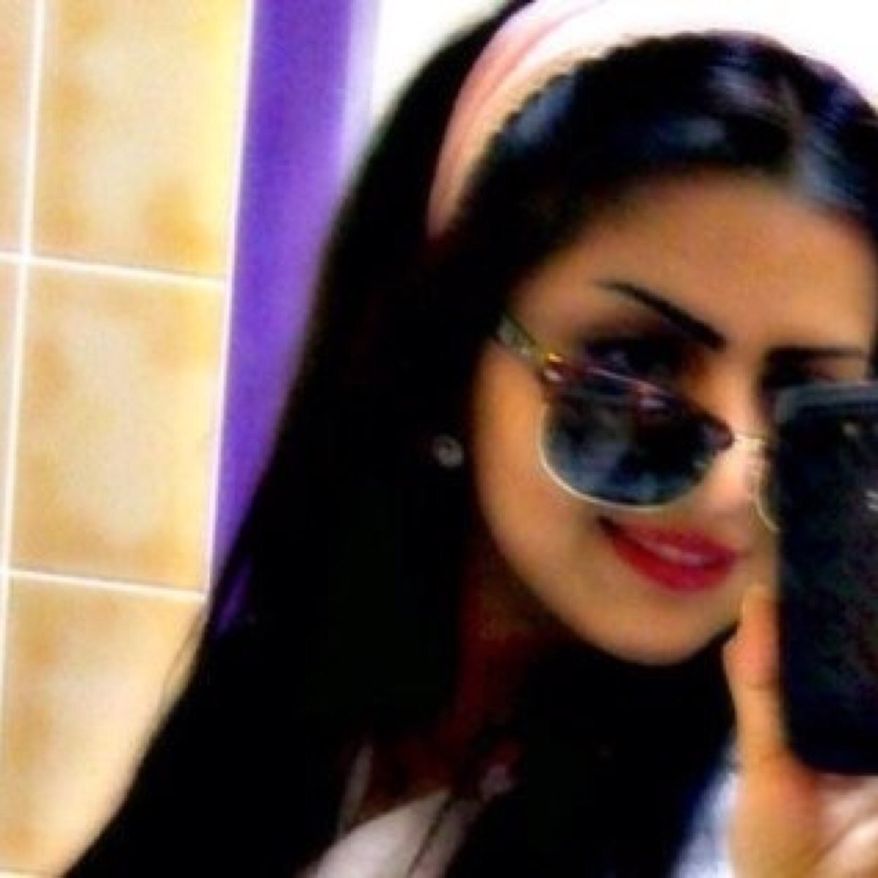 أنيقَہ بطريقه ملفتھه وخجولہ هادئه امام الناس مزعجه أمام من احب وخلف الازعاج عناد غريب أنا فتاة بمفاهيم مختلفه . متذوؤقه للشعر ـالخاصممنوع. K. S. A