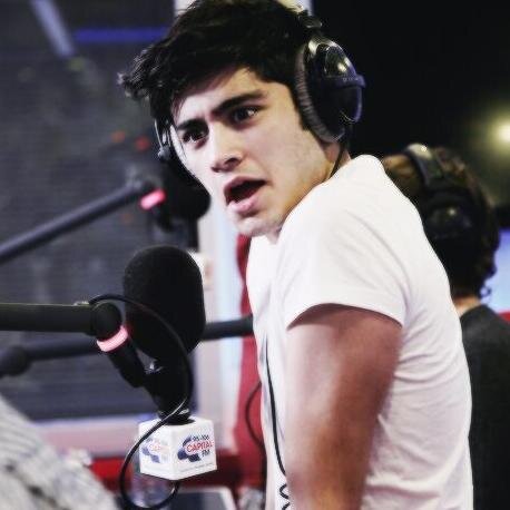 Me apaixonei do mesmo jeito que alguém cai no sono: Gradativamente e de repente, de uma hora para outra.......I'm Directioner Baby || 1D ||