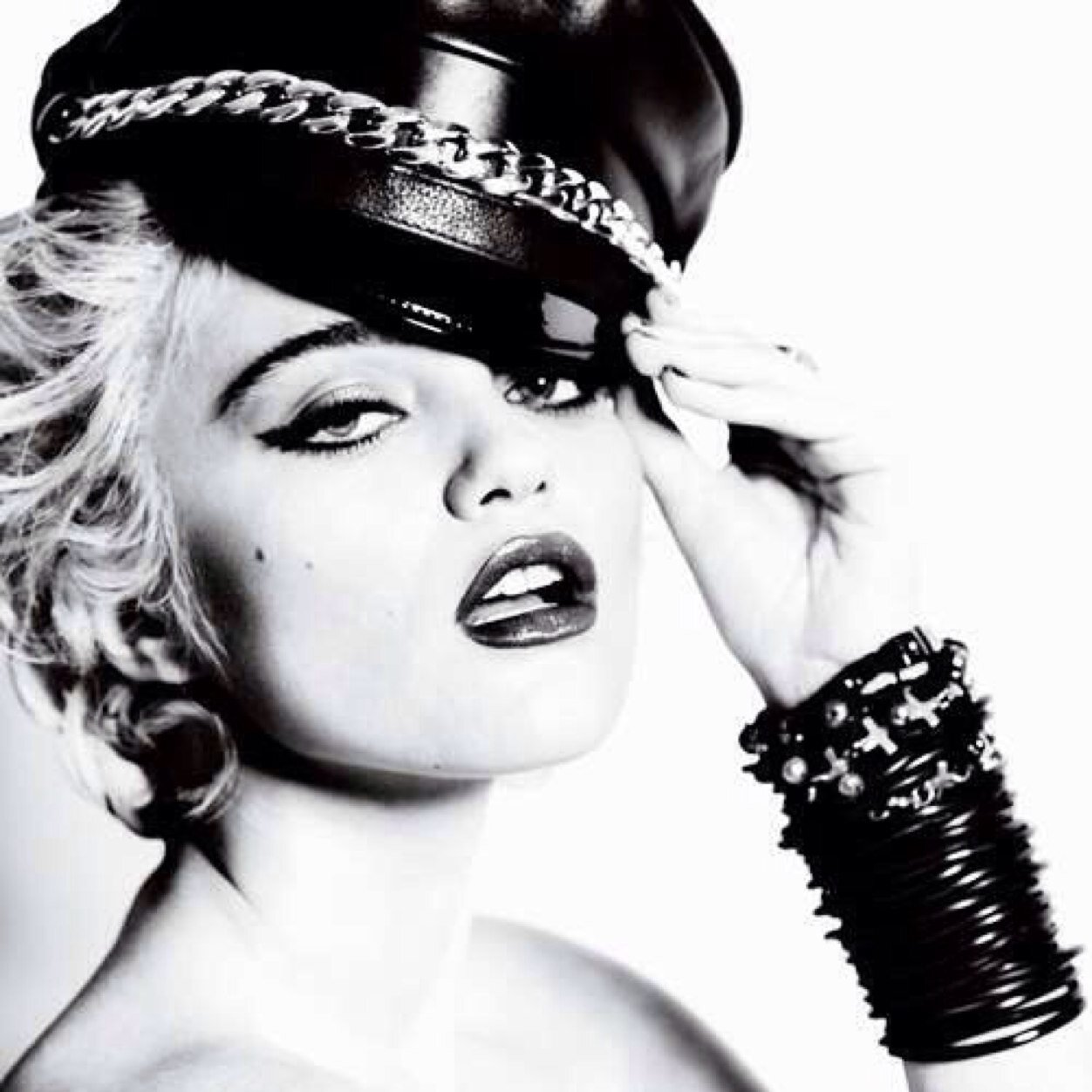 ❝You said I don't care about what I'm thinking about... But I'm thinking about you, right now.❞ | Unbiased | #Pimpet | Takes DM requests | Descriptive |