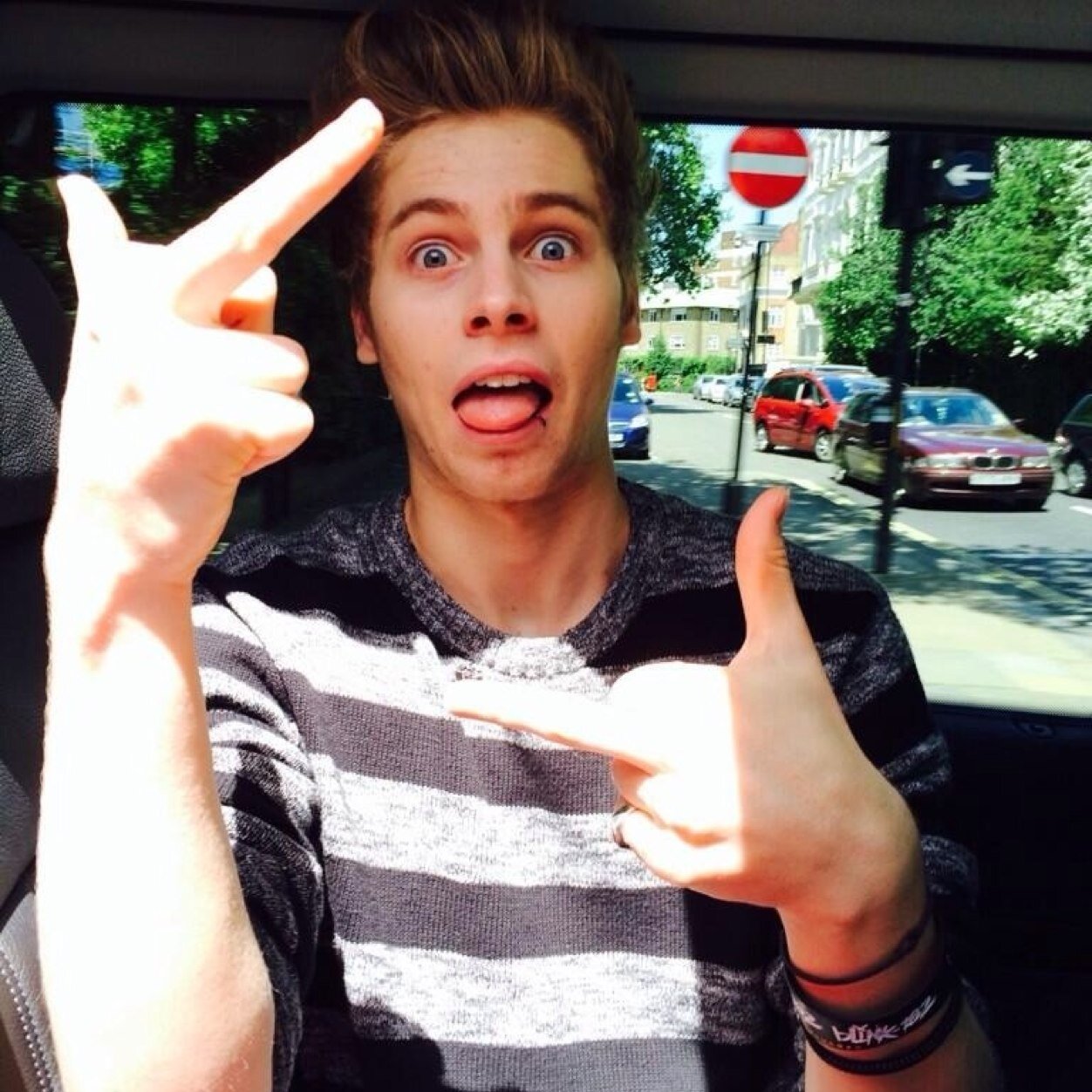 Follow @xJigglyPuffAshx she loves o2l,one direction and obvi 5sos