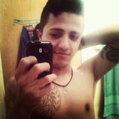 estranho , idiota , rockeiro , ilario , romantico e pensador , prazer EU :3