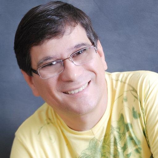 Rubens Oficial é jornalista e oficial de Justiça aposentado.