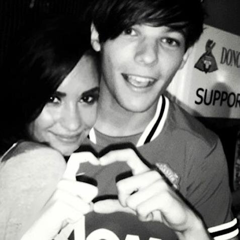Cuenta dedicada a la relación de Louis Tomlinson y ___. Somos @___yNiallHechos y @_arryshipper