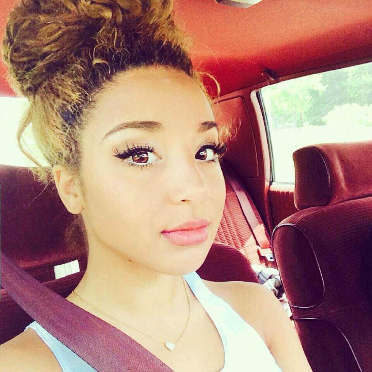 Hi , im angie . Christian . Im black & white , like
 a penguin . ❤ .Cheerleader / Modelling is my life . Follow Me ! & mention for a follow back !