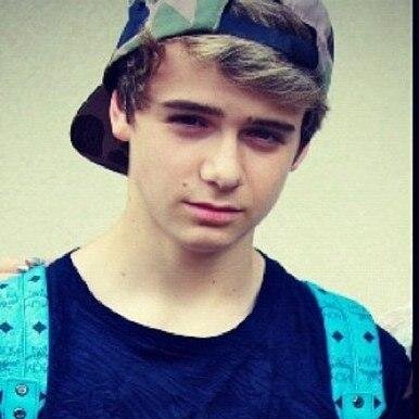 Gaston Bauer Inchausti. Hijo de Luz y Cristobal del futuro. 16 años. Naci en el año 2023. Hermano de Pía.