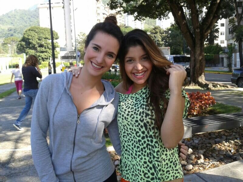 Medio novelera. Soy como la actriz de soporte en la vida de mi mejor amiga http://t.co/wHQD942Ktx