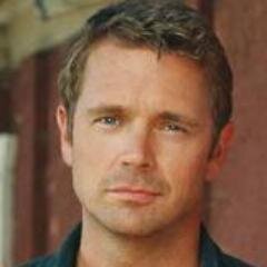 Padre adoptivo de Clark Kent y marido de Martha.
Papa Kent
http://t.co/Si3wMWNQGN