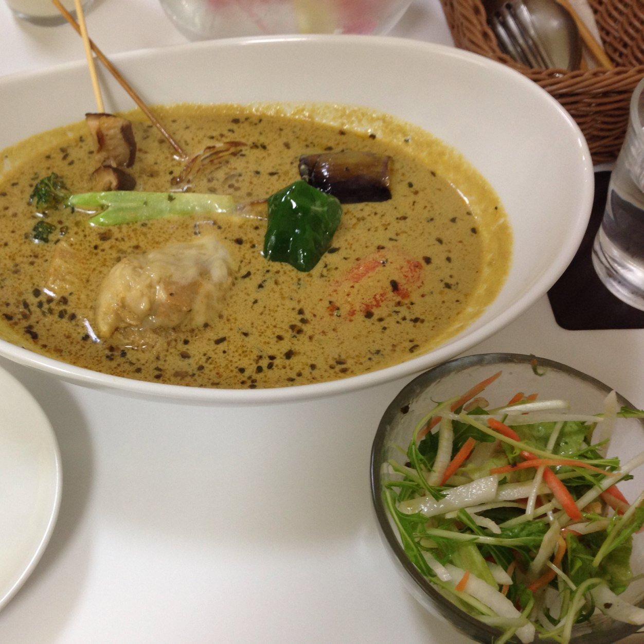 こんにちは、月村です。
現代人に一番足りていないスキルはなんだと思いますか？
それは、食スキルです。
「何食べたって大丈夫でしょ？」と思って、短期的満足そうその場限りの欲で最近の人は食べます。でも、実はそれを続けることで10年後、20年後に病気になります。じゃあどうすれば良いのか…それは食スキルを身につけるだけです。