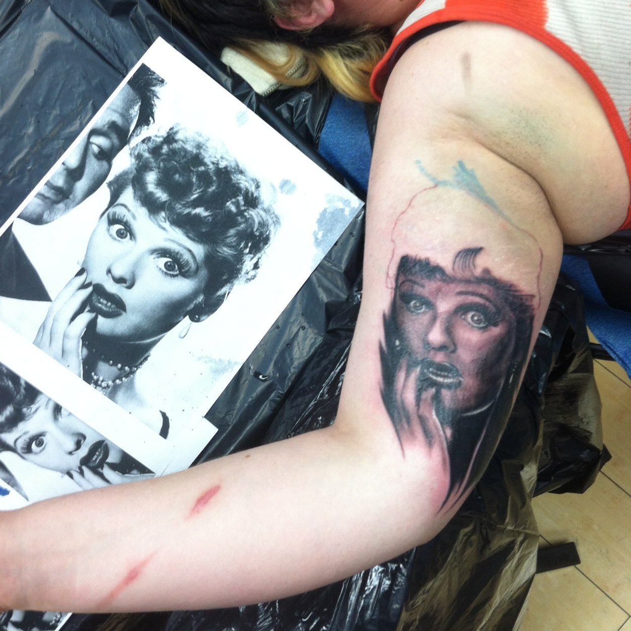 I make pretty pictures on skin. Enjoy