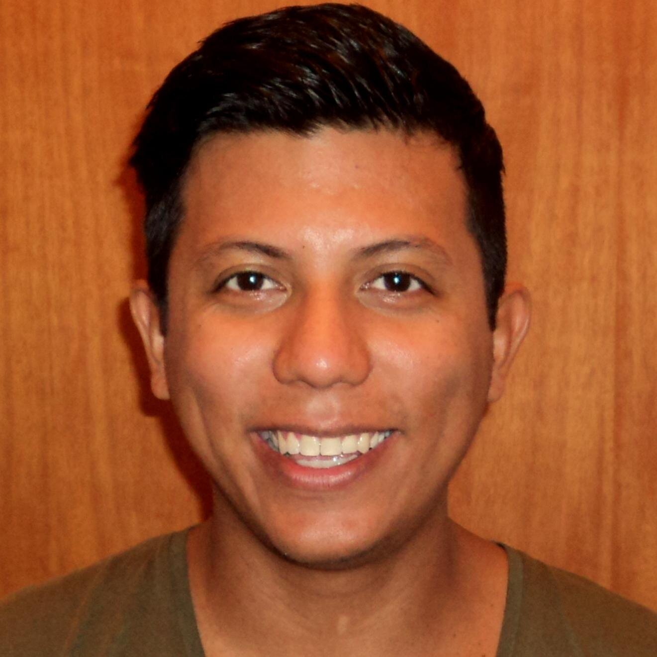 Estudante de jornalismo, bastante observador e crítico. Aparentemente inexpressivo, apreciador do sarcasmo e da indiferença.