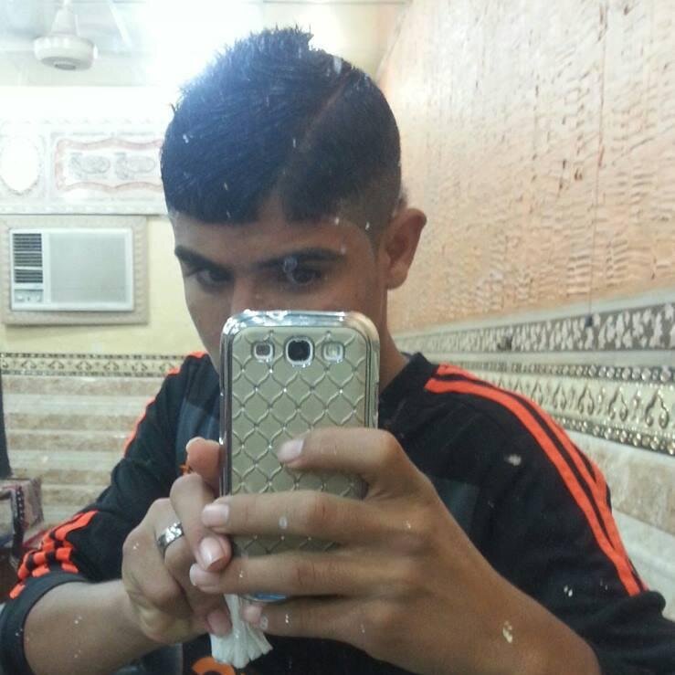لأ  أبرهن لـكِ جآذبيتي فَـ لستُ تفآحة نيوتن
آلتي تهآوت من الأعلى لِـ تمنح غيرهآ شرف الإكتشآف