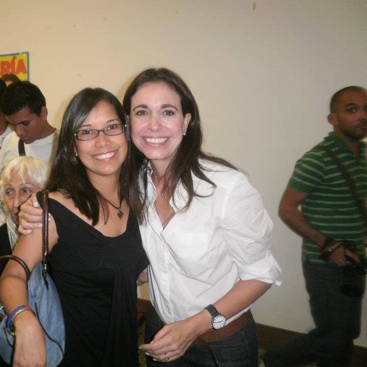 Profesora y Defensora de DD.HH. Quiero recuperar la DEMOCRACIA,    la Justicia, el Progreso.  Fe y Fortaleza VZLA🙏.
