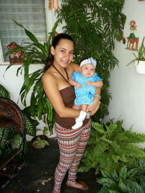 Mujer, Madre, Alegre,Hermana,Buena Amiga,Espontánea,Trabajadora, Estudiante... Con muchas ganas de vivir... Y eternamente enamorada d mi ojos azules!