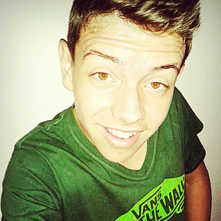 Todo dia me pego te olhando
O teu beijo fico imaginando
Será que é amor?
♪ ♕