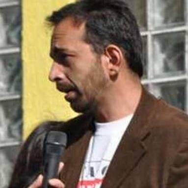Nacido y a ratos mal criado en Aysén, decrecionista por convicción anticapitalista, no ecologista.
y por sobretodo un AntiRepresas Porfiao!!