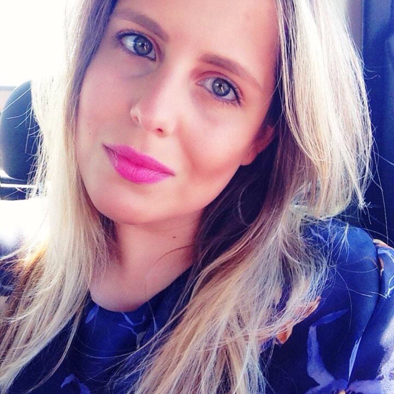Publicitária, Fuçadeira, Faladeira, Empreendedora Digital e Cantora Preferida da Família