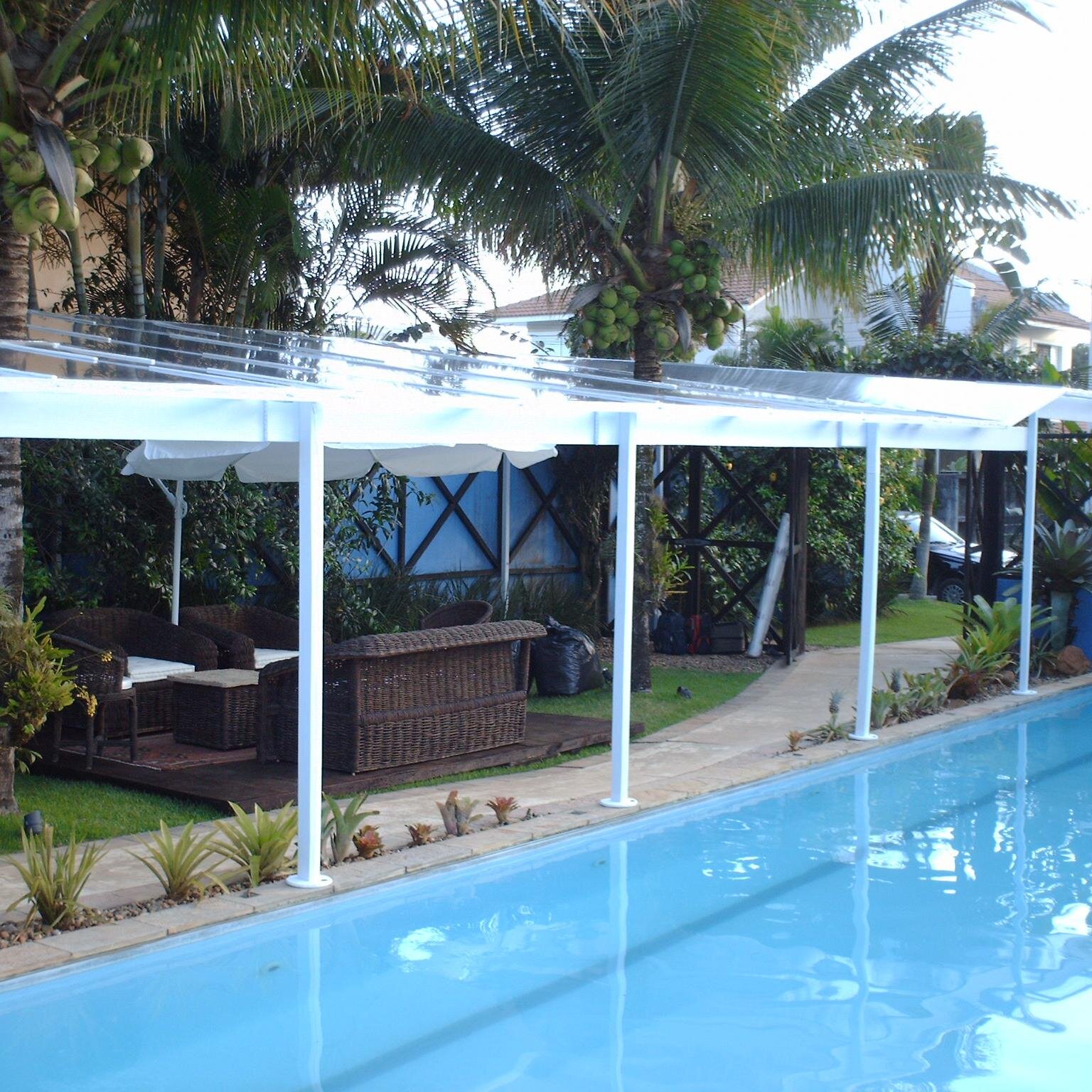 TOLDOS IMPROVISADOS PARA FESTAS E EVENTOS EM GERAL
ESTRUTURA DE MADEIRA REVESTIDA COM PLÁSTICO LAMINADO NA COR BRANCO.
TETO DE PLÁSTICO CRISTAL TRANSPARENTE.