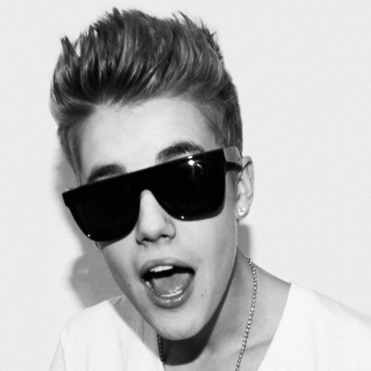 fxck_ariana's profile picture. giving this account away