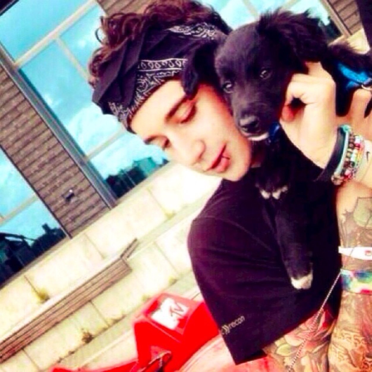 • Ja-no-ski-ans [noun] • Spending my time making tacos with mexican jye ☻ Luke faved + dmed & botdf rted ❤️ Cody,Little Mix+Bands follow