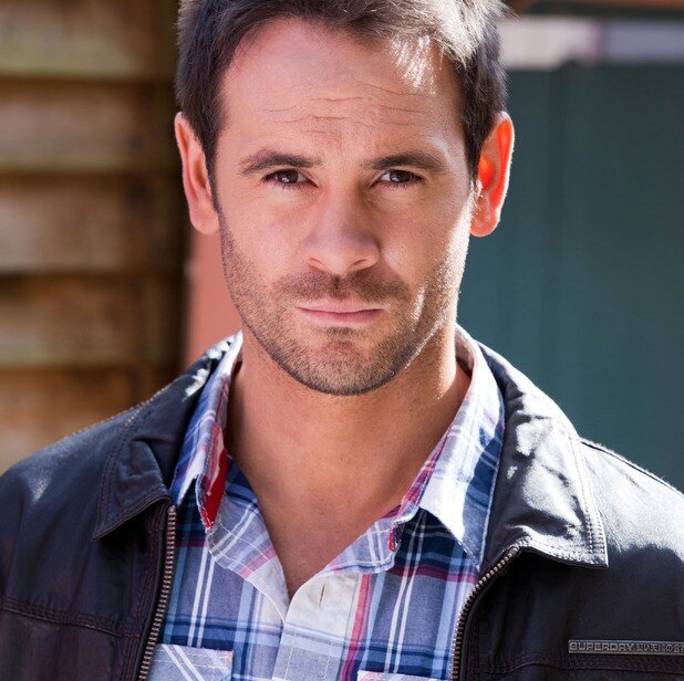 _JoeRoscoe_'s profile picture. one of five brothers • own the family garage • in a relationship  to lindsey Butterfield