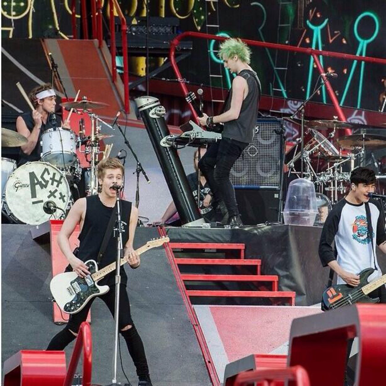 ScaredIs's profile picture. Follow my main :) @blamingash