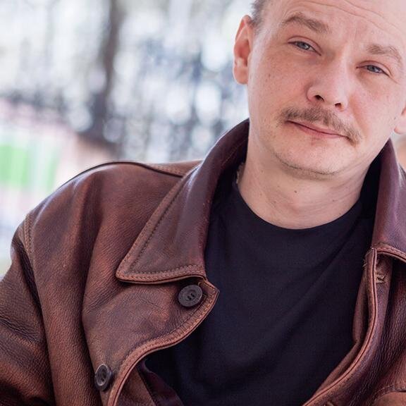 Русский поэт-бездельник. Религиозен.