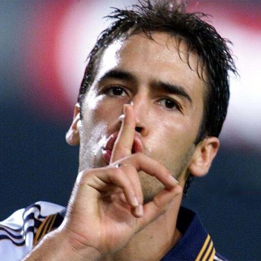Un enamorado del fútbol, fan del Real Madrid. // Entrena duro, sé constante, humilde, acepta las críticas, aprende de ellas y nunca te des por vencido.