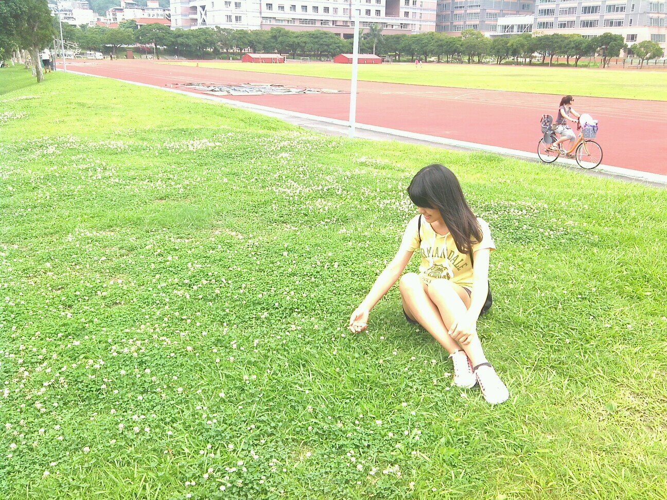Hiii!!I am the girl who really loves design,piano,biology and photography!!from Taipei Taiwan:)glad to make friend with you3