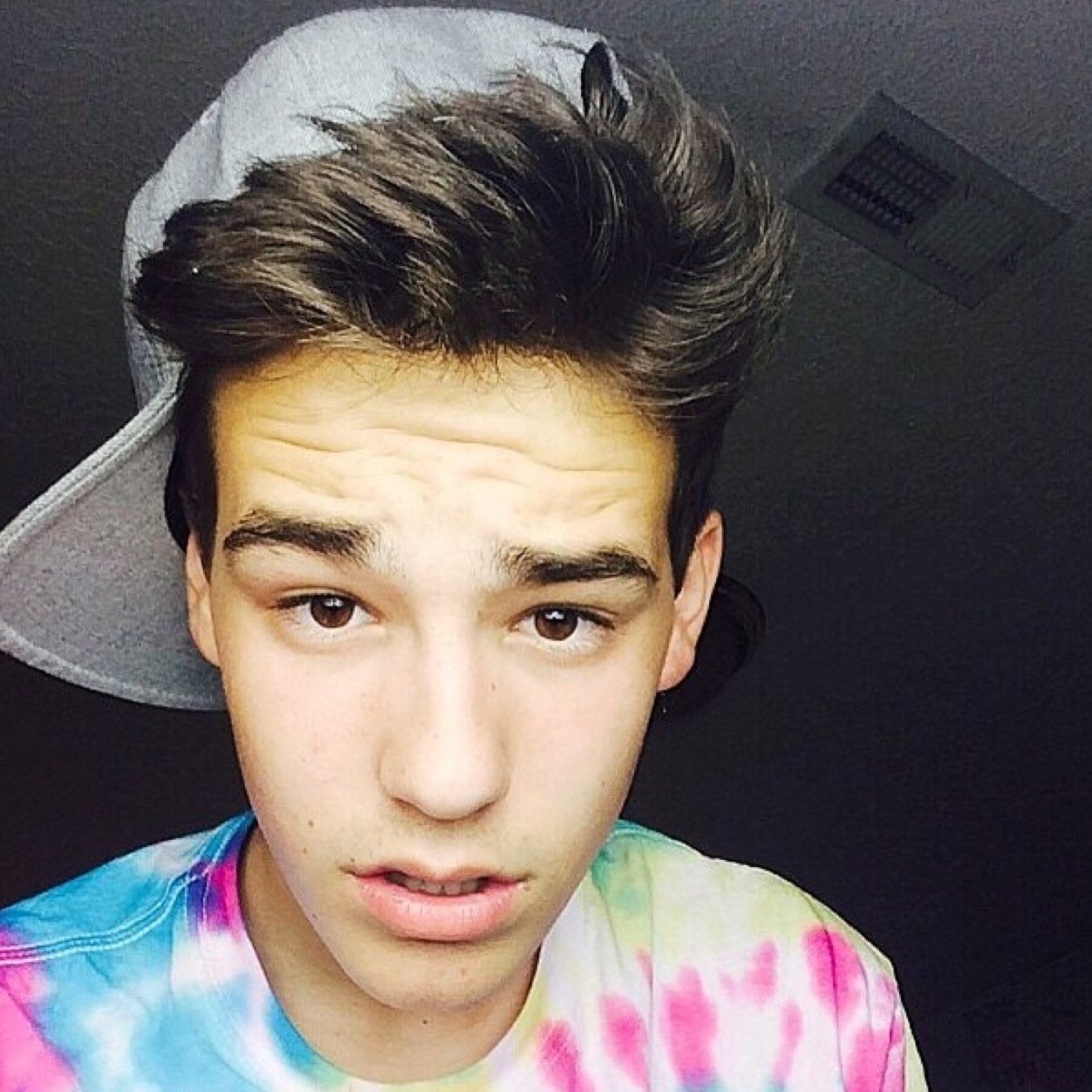 Follow @jacobthotsidez or i unfollow