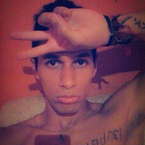 Sabes que estás apaixonado quando não queres dormir pela noite, porque tua vida real supera aos teus sonhos.......  @andreiremixs2