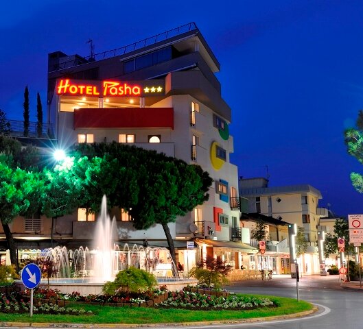 L'Hotel*** Pasha vi aspetta nel cuore di Lignano Sabbiadoro! - Das ***Hotel Pasha erwartet Sie! Erleben Sie Ihren Traumurlaub im Herzen Lignano Sabbiadoro!