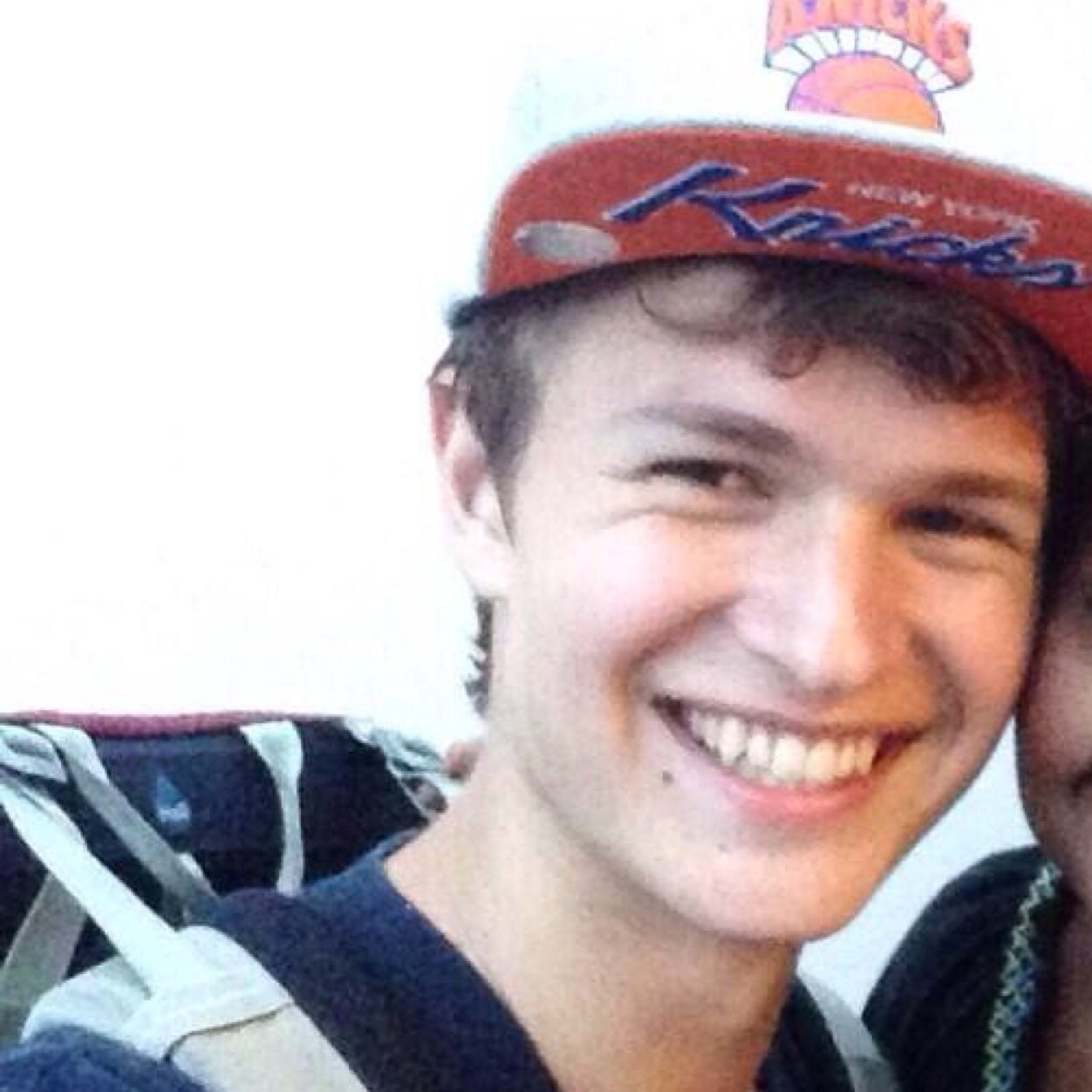 owlthedemigods's profile picture. Ansel me chama de miniatura e faz arte em mim. Oliver me chama de Kit Mata Aula e me usa. Leo me chama de vídeo novo e a gente sai quinta-feira.