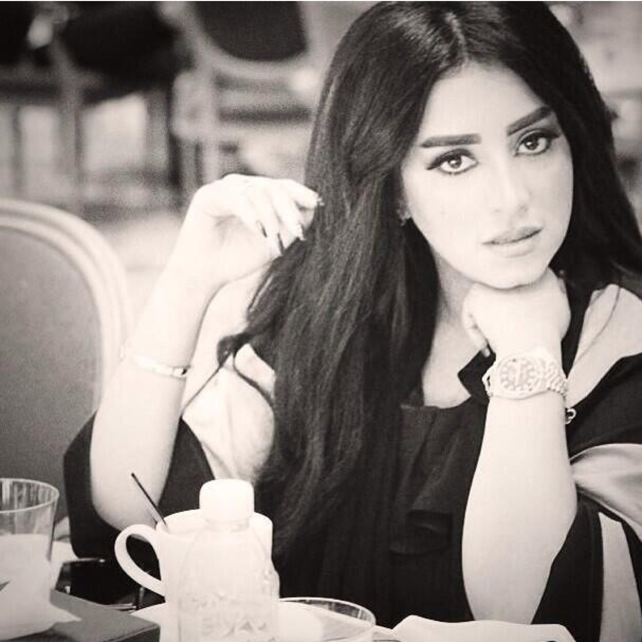 على الثرى وعيوني في الثريا ماعششق الهيّن ولا انتمي له❤️
