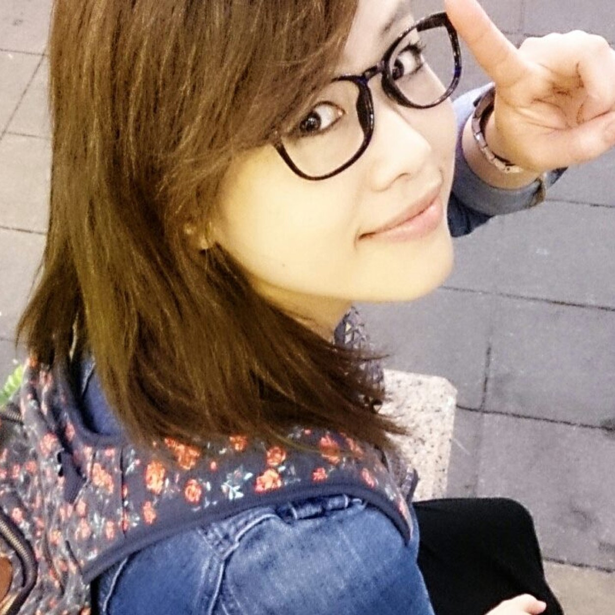 Saysarina's profile picture. 手拉手 曬月亮