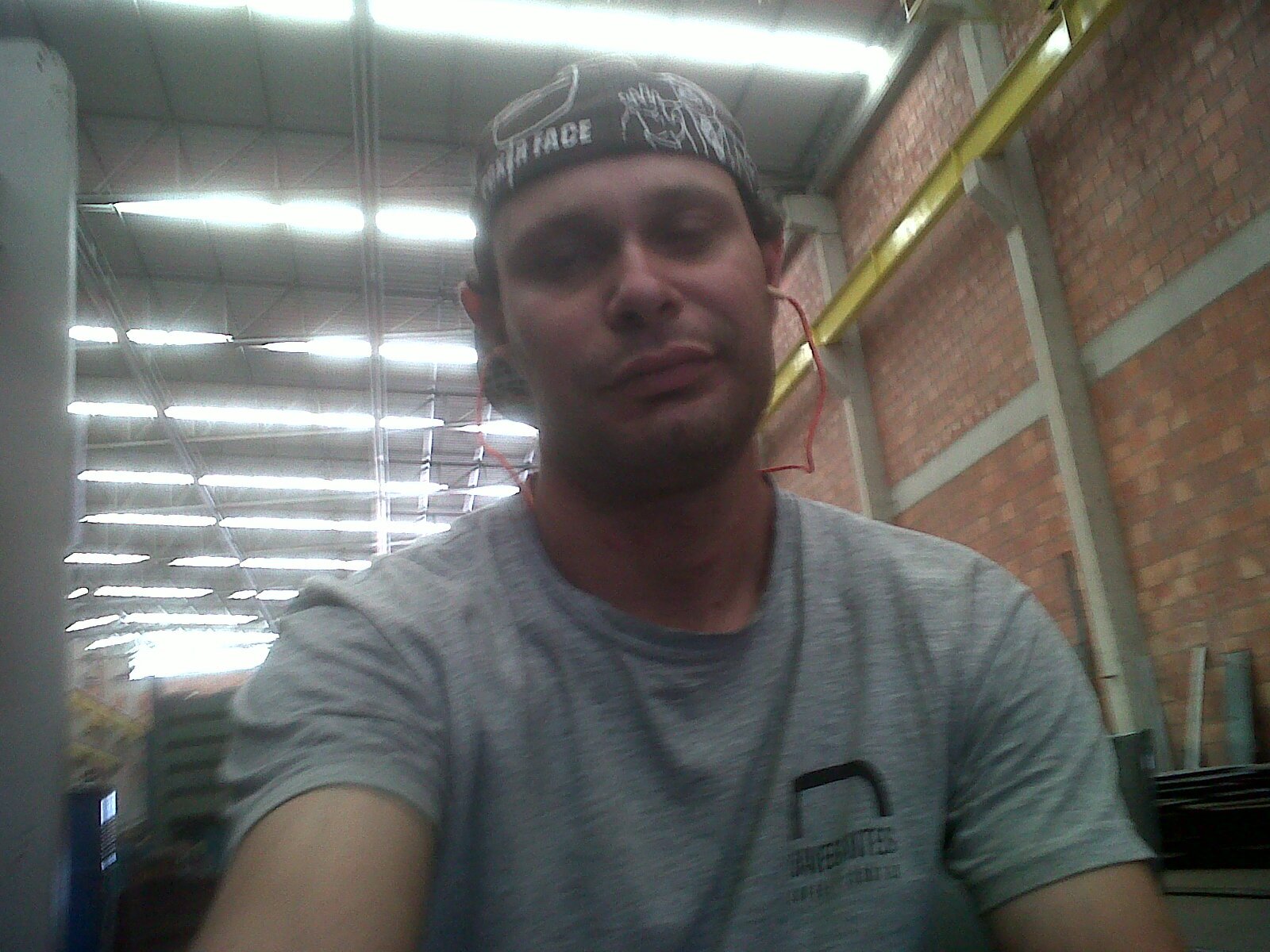 Estou solteiro a procura de amizades novas ! ! sou trabalhador tentarei dar o maximo que puder de mim