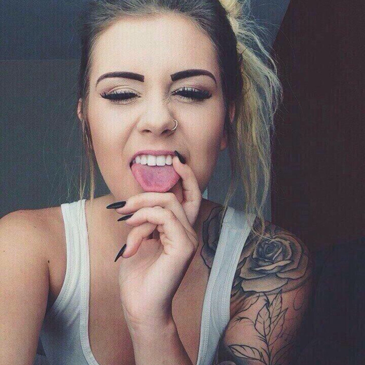 PtiteSerhena's profile picture. J'arrive un peu perdu les gars gardez vos queues dans votre pantalon merci Sinon je follow back.