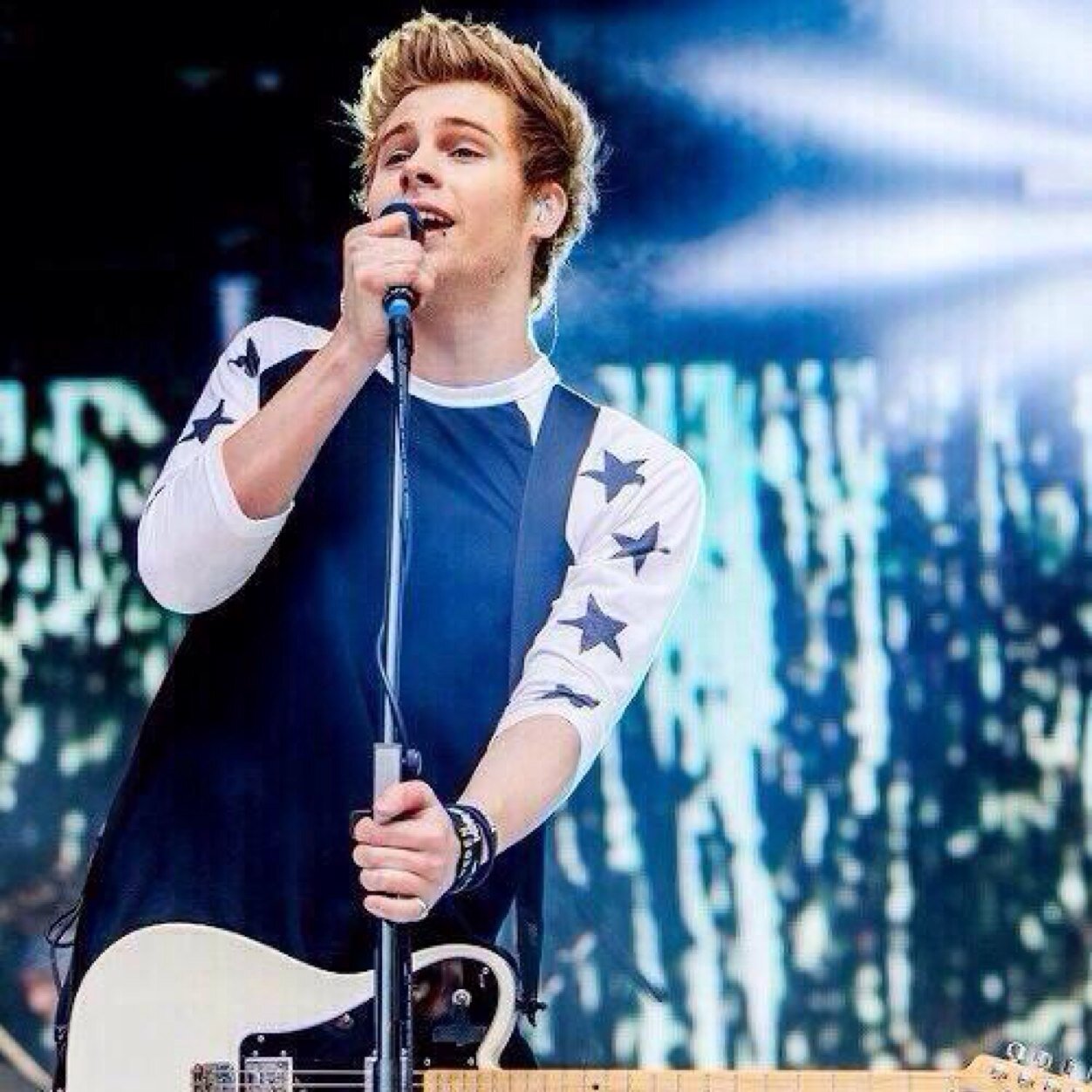 I got hacked at 5k + 5/4 please follow my new account @drunkwithhemmo .. Thankss