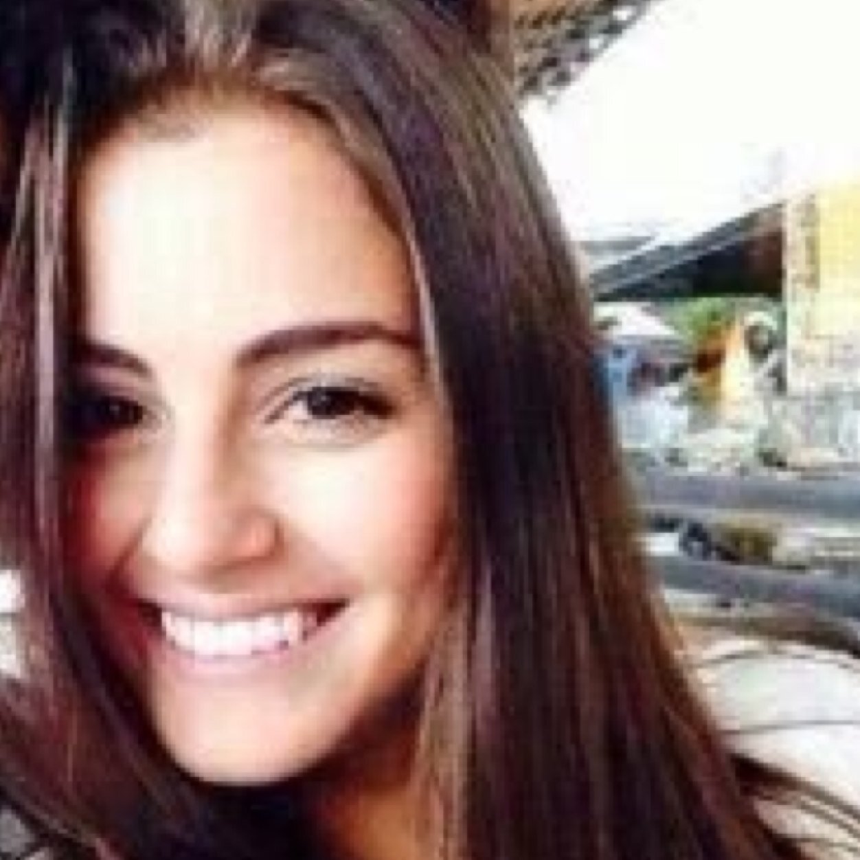 لأن الحياة أجمل بكثير من بشاعة الحزن ؟ ابتسم دائما تفائل دائما وكن على يقين لن يصيبنا إلا ما كتبه الله لنا