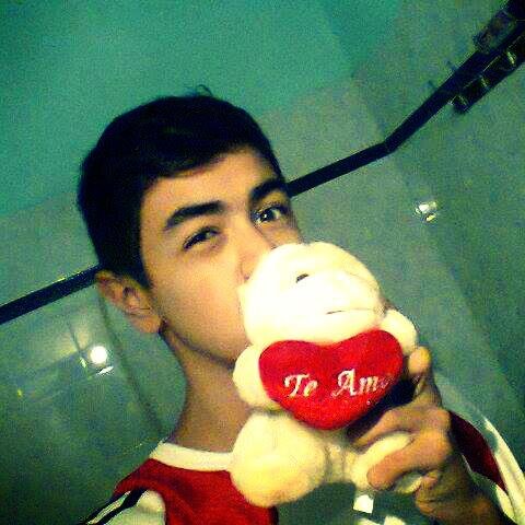 que triste fingir que solo es amistad cuando lo que yo siento por ti es amor en realidad...