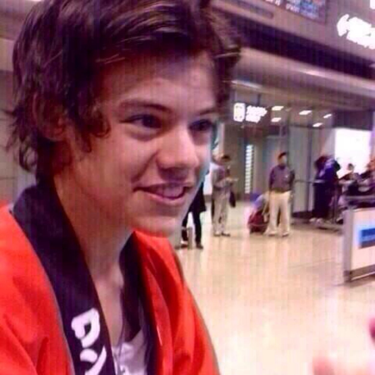this is a free follow from @prionsaharry ily