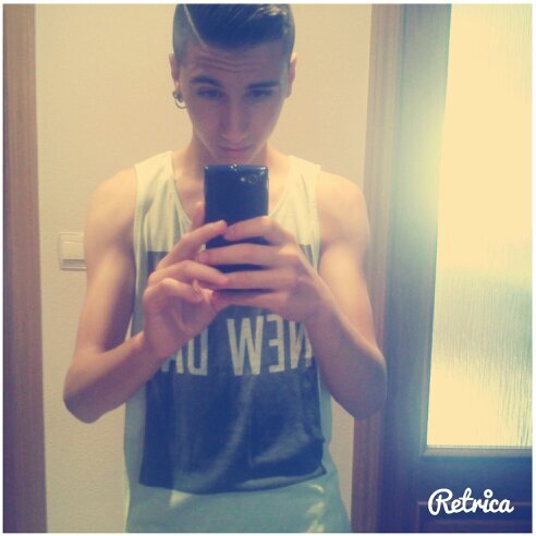 cocinando siempre que se puede y sonriendo.   instagram: ALEJANDROO_PO                            Te amo 16