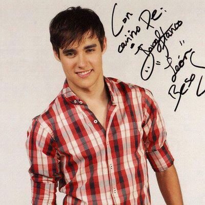 oi me chamo Anna, sou fã do JB e se vc seguir vai ter todas as informações sobre o Jorge e todo o elenco de violetta  ps:sigo todos de volta