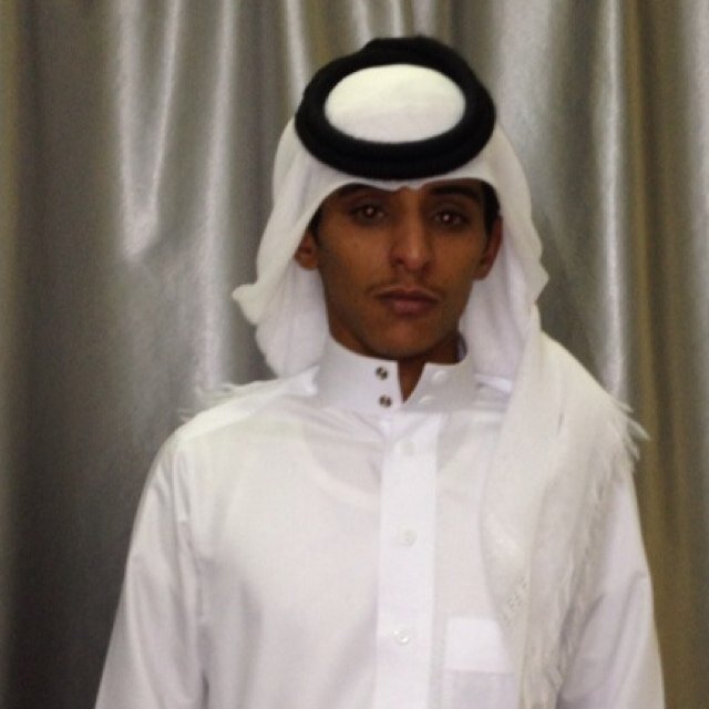 خوي السعد والعز والمعرفه والجود 
     حزامي بوقت الضيق لاكشرت دنياي 
 اعزه مثل مااعز نفسي عن المنقود 
    واحبہ مثل مـااحب ل الطايله يمناي